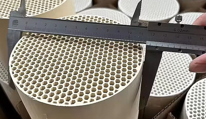 恒冠详情_0003_Alumina Honeycomb Ceramics (1)