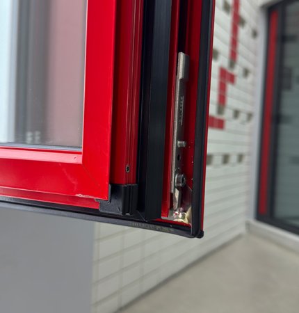 Energy efficient aluminum window
