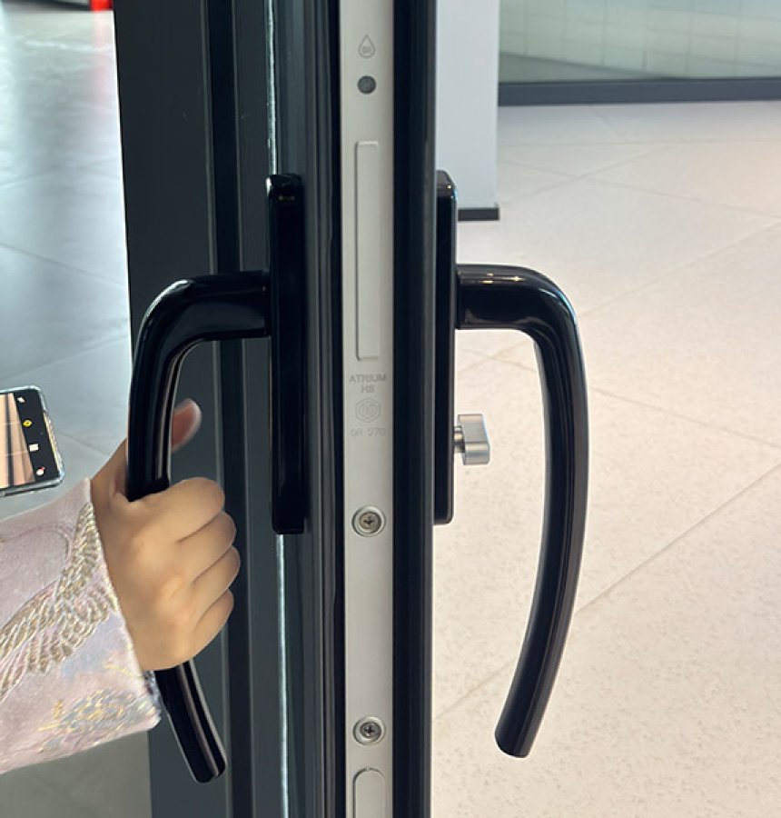 Narrow frame aluminum sliding door