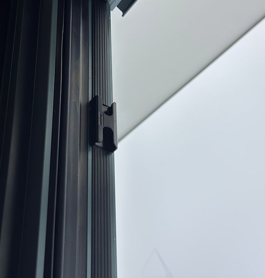 Integrated diamond mesh window