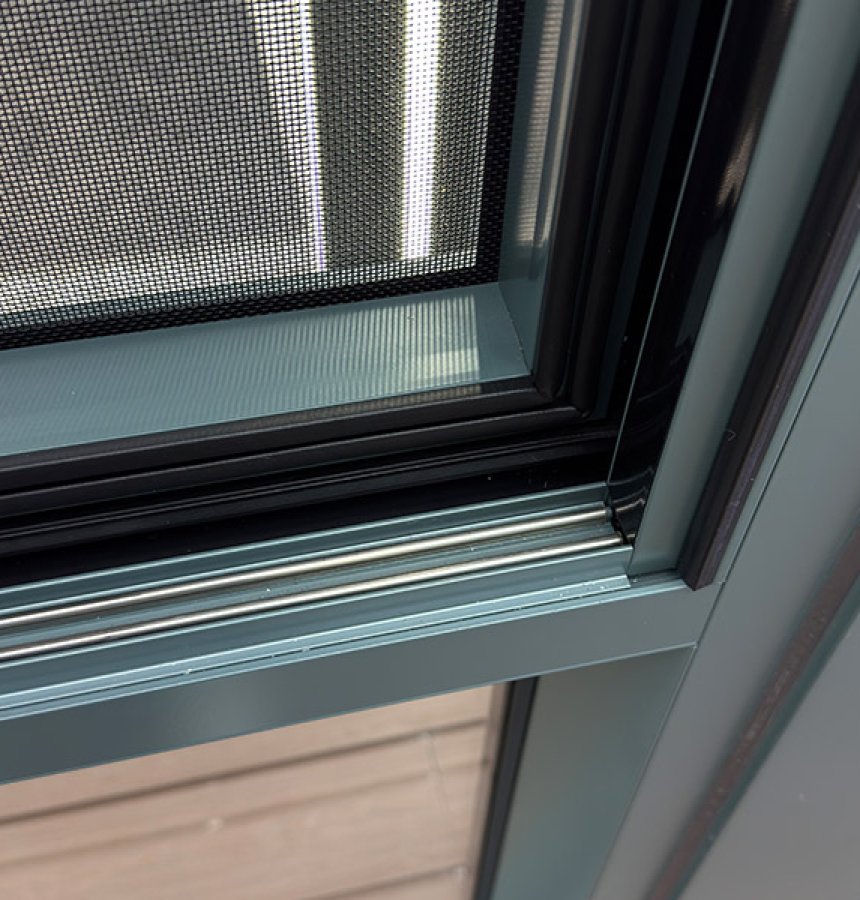 Floor to ceiling side pressure window