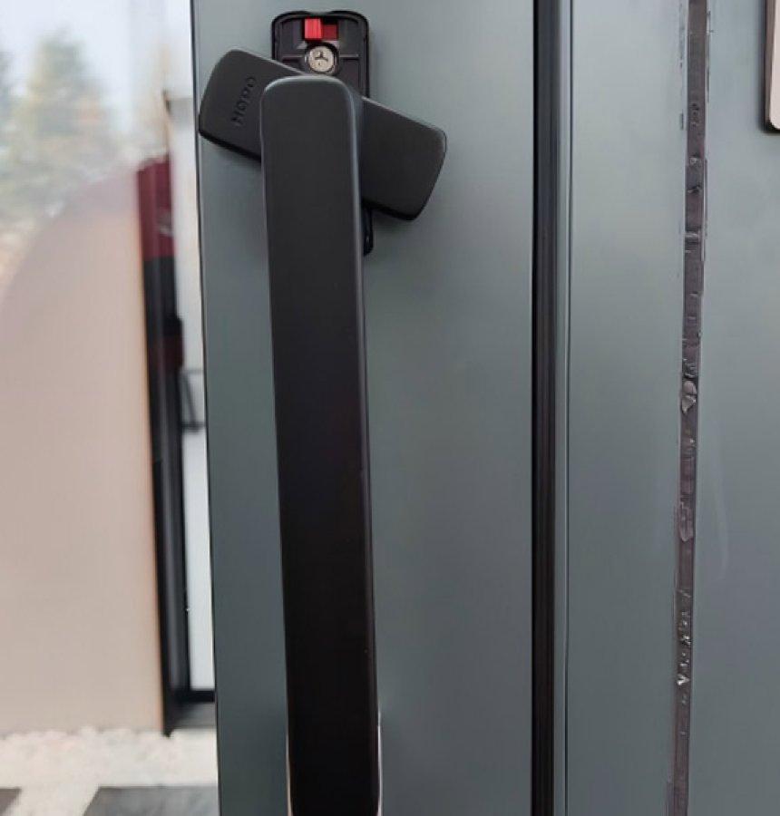 Aluminum side pressure window design