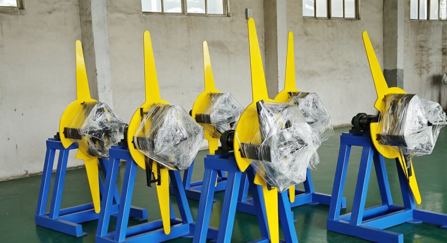The machine winds the profiles and steel strips simultaneously