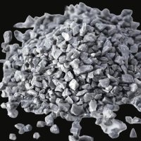 Dense corundum refractory material
