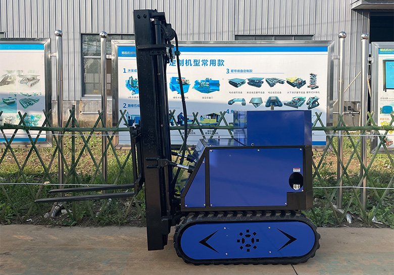 0.3T scissor lift on rough terrain