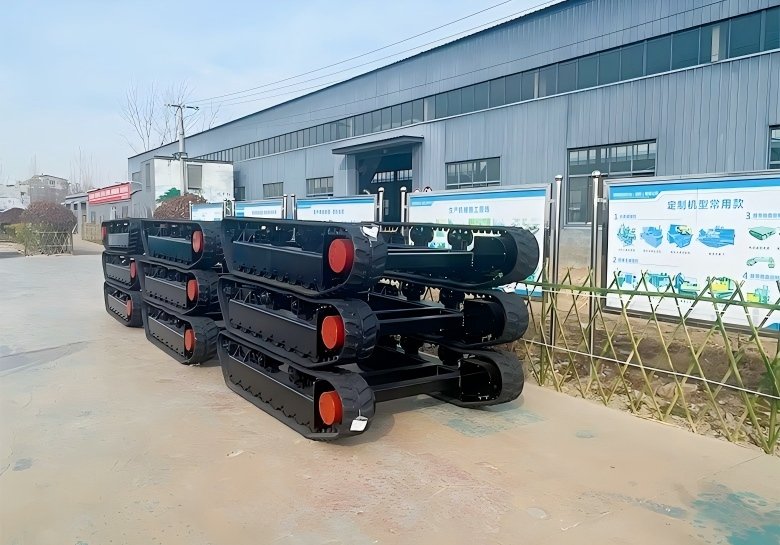 Hydraulic tracked chassis