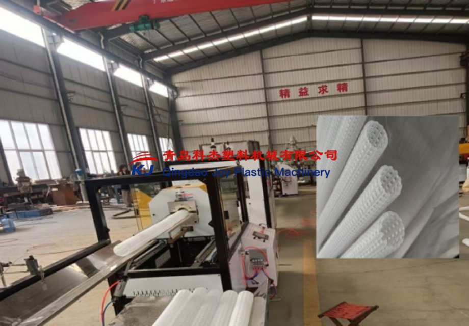Technical improvements in plastic mesh tube equipment
