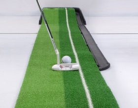 Uniform indoor golf green for consistent ball roll