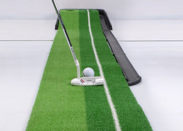 Uniform indoor golf green for consistent ball roll