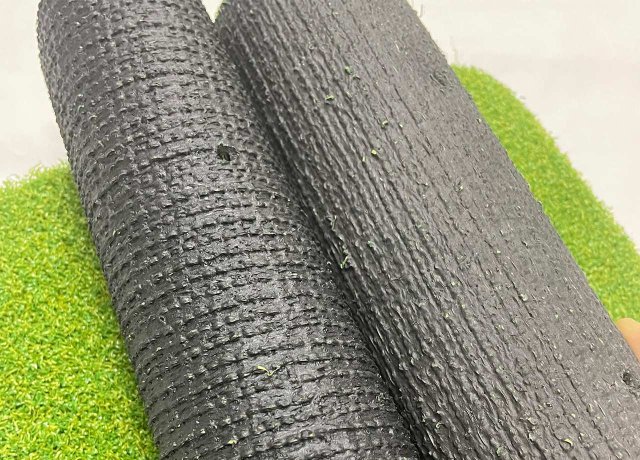 Weather-resistant hockey turf with efficient drainage performance
