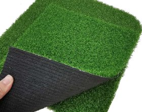 Smooth indoor golf green with dense synthetic fibers