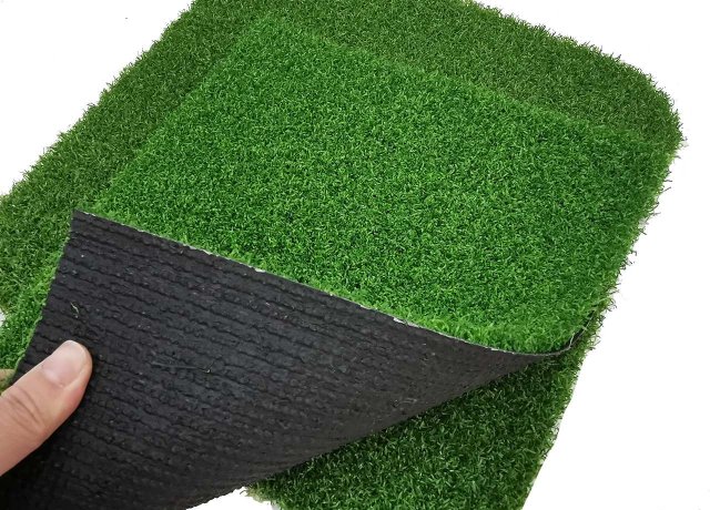 Smooth indoor golf green with dense synthetic fibers