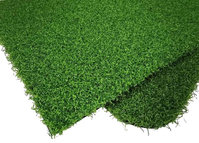 Artificial golf putting green with dense short turf