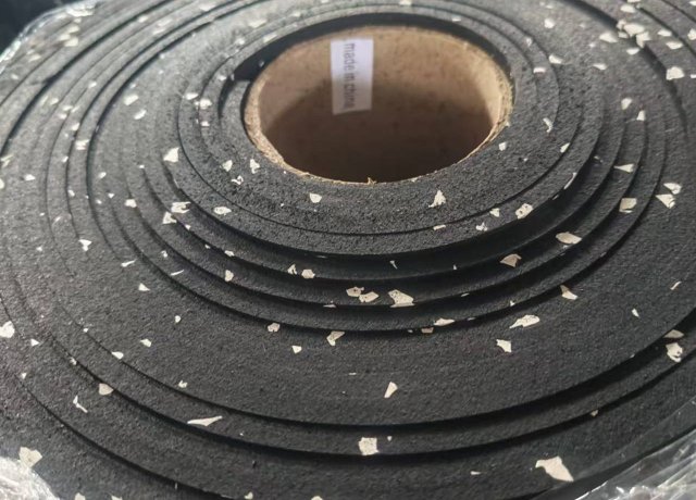 Resilient gym flooring rolls for fitness equipment