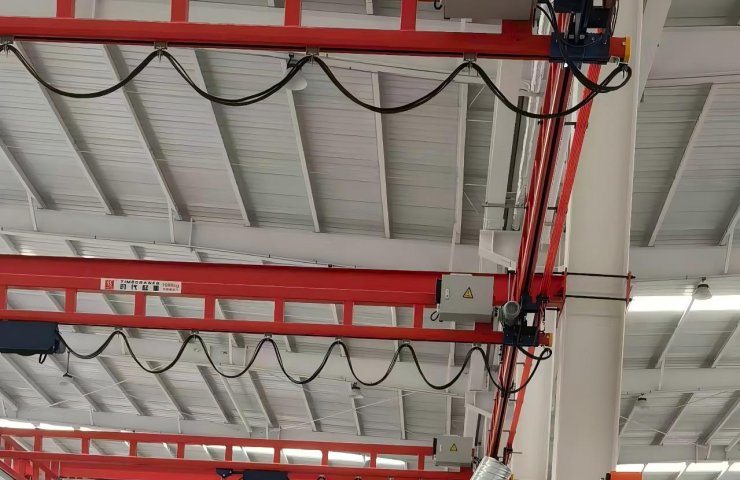 How does the SPE-605 electric vacuum welding boom improve the welding workshop environment?