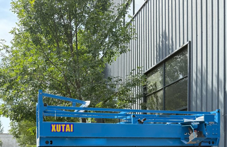 What customization options does Xutai Technology's scissor lift support? Platform height, color, and travel mode can be flexibly selected.