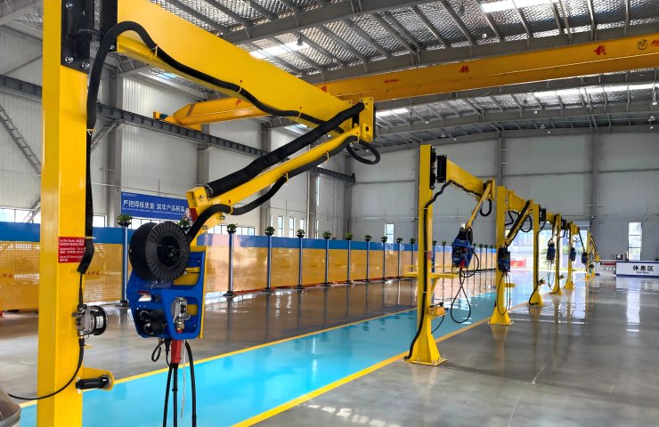 What are the installation methods for welding booms? How should one choose between column-mounted and wall-mounted booms?