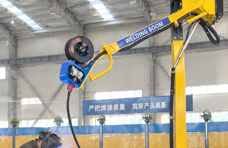 How to Choose a Hydraulic Welding Boom: A Four-Step Guide to Arm Length, Drive, Load and Installation