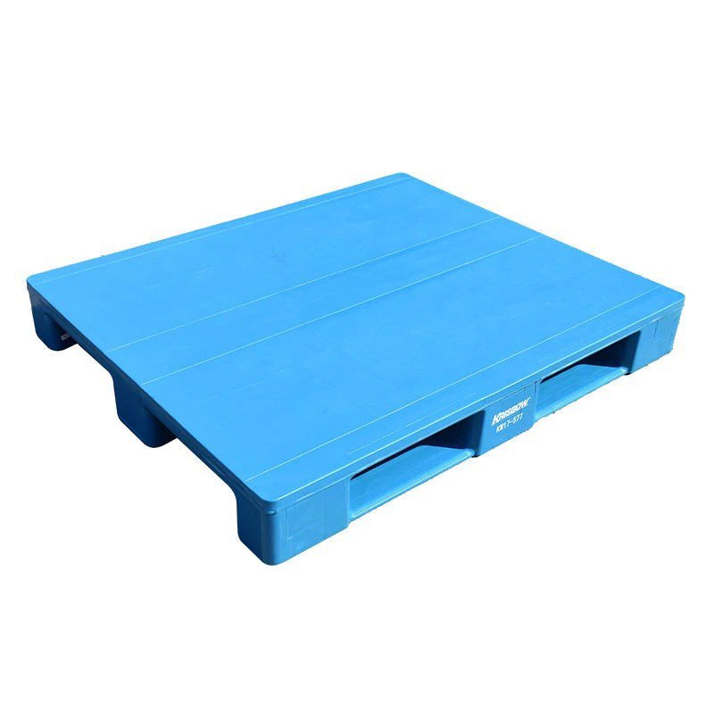 Stackable industrial plastic pallet