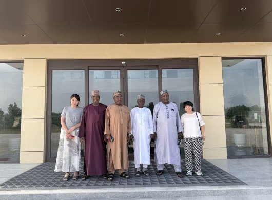Middle East Customers Visit Weiye Dream Turf for Gold Mining Mat Factory Inspection