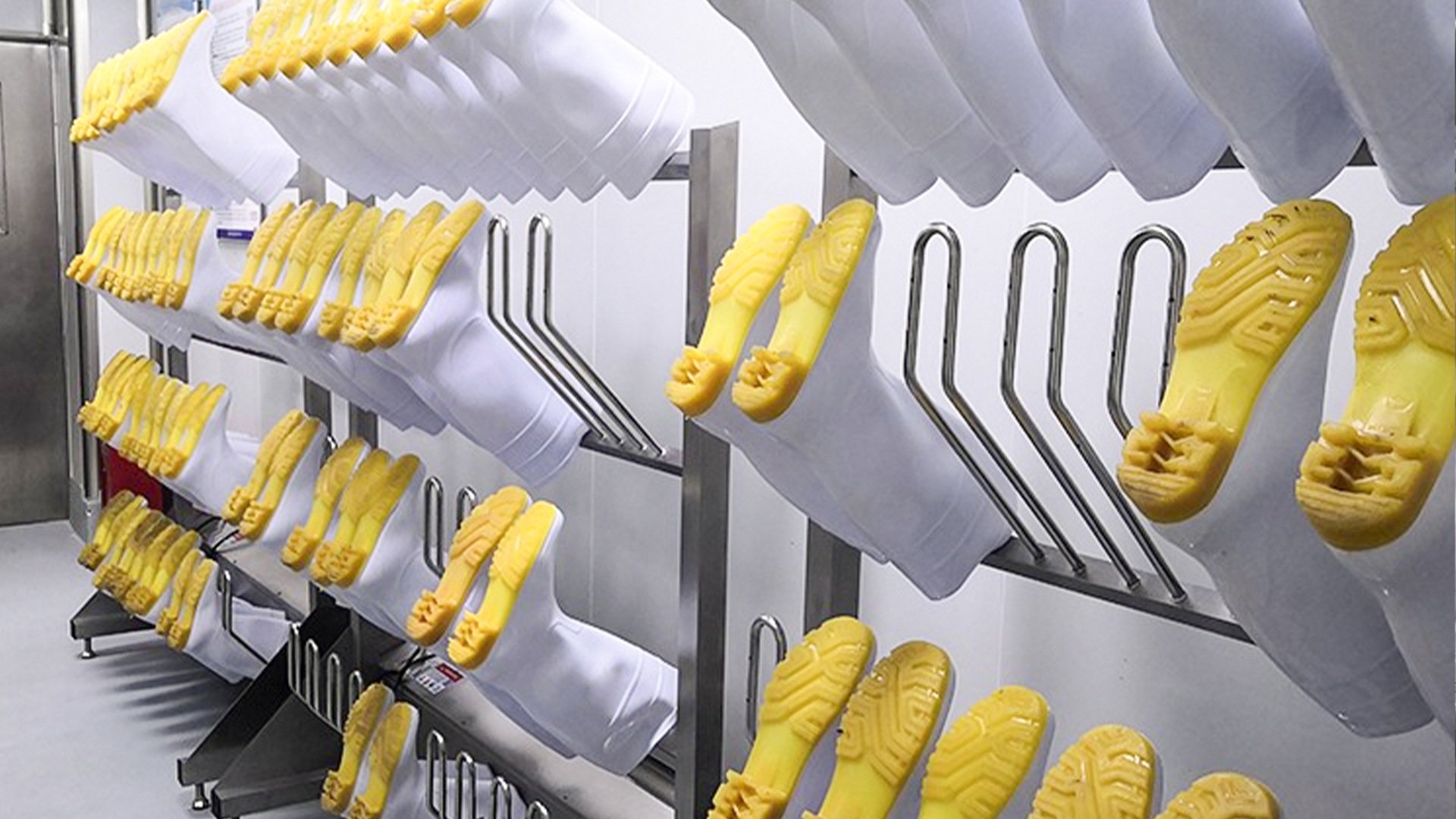 Henger Technology boot drying rack application in food factory changing room 