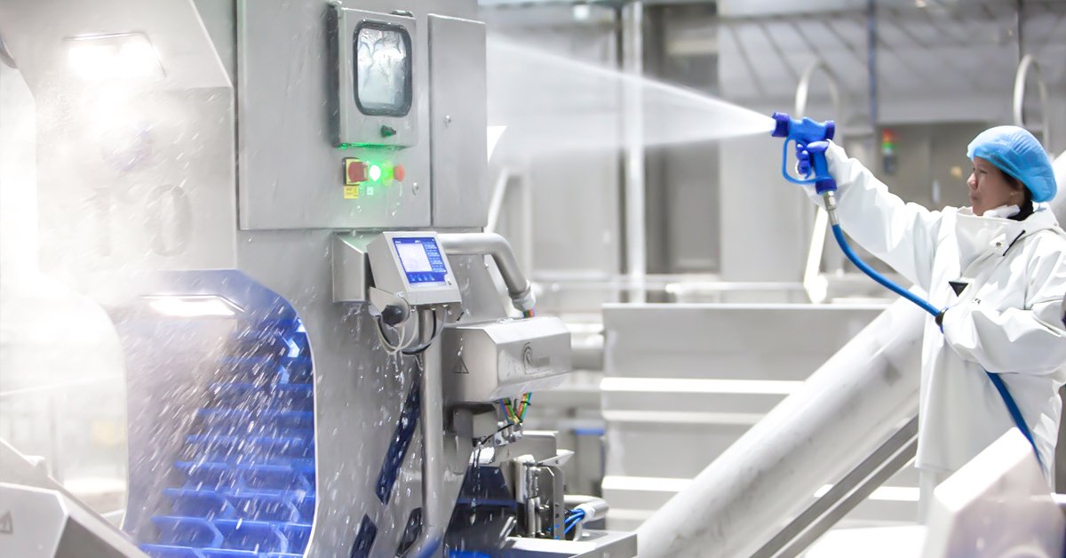 Henger Technology HE-FS01 foam cleaning machine deployed in Northern European dairy processing workshop