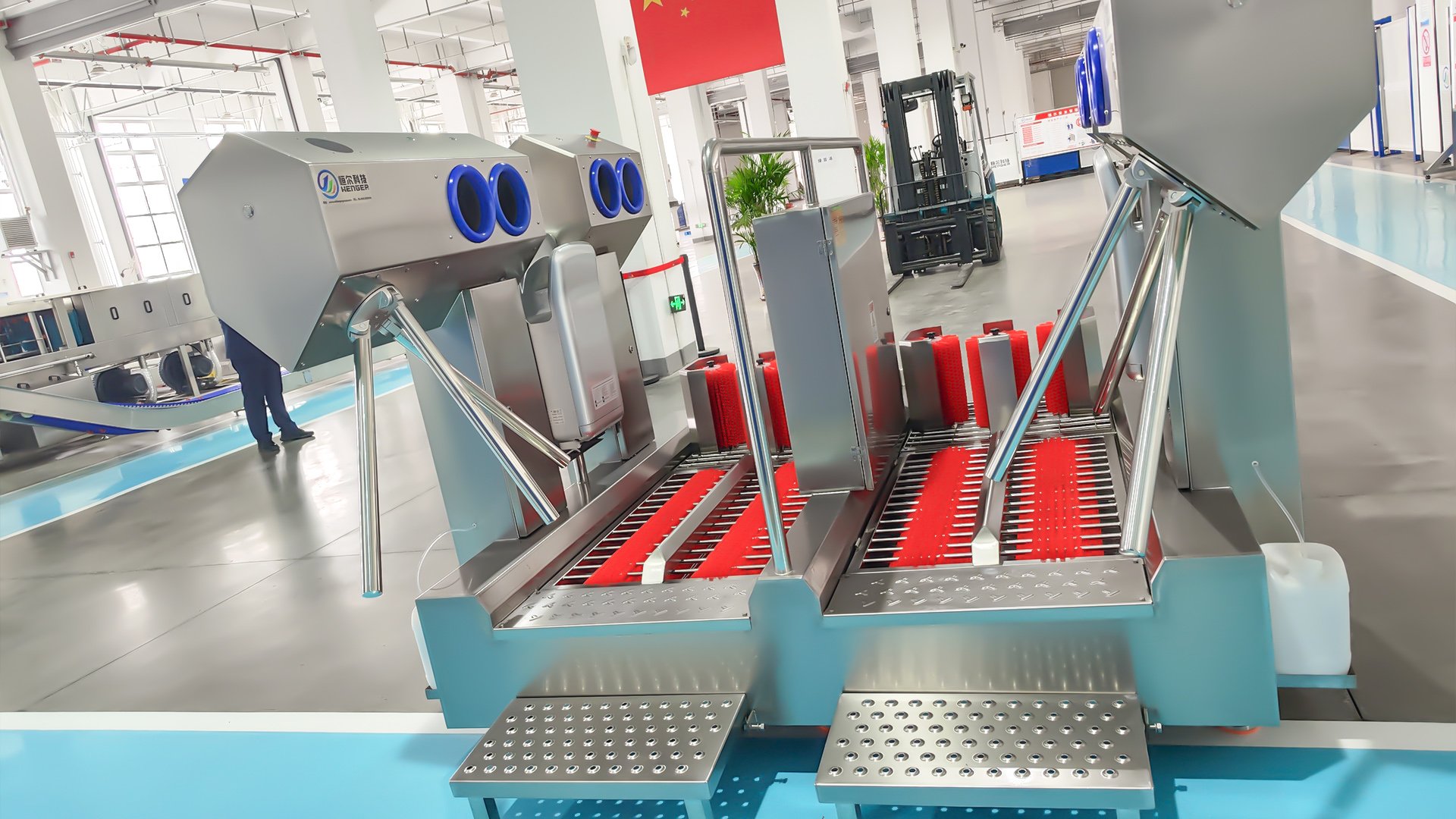 Henger Technology HE-HCDS01 hygiene cleaning station application in food processing factory