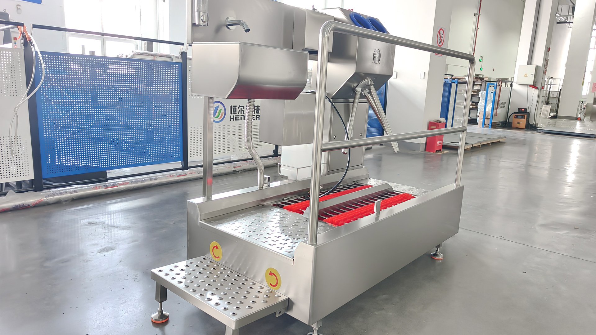 Henger Technology HE-HCDS09 hygiene cleaning station application in food processing factory