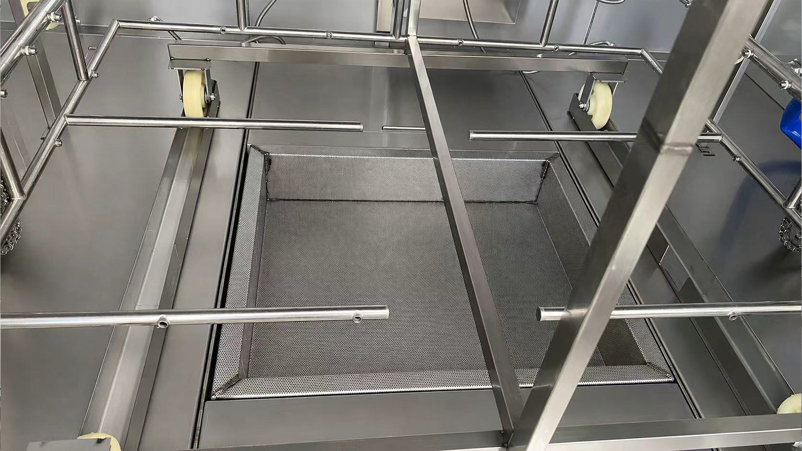 Henger rack cart washer circulation water tank with filtration and steam heating pipe